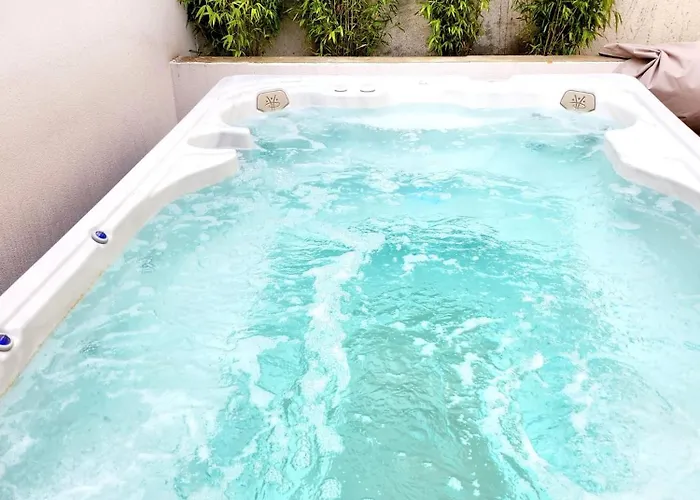 Alekatele A 80m De La Villa