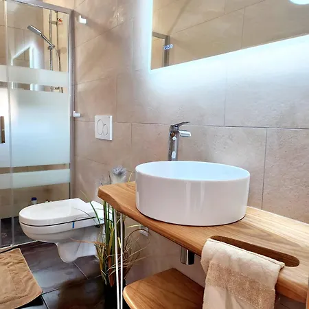 Alekatele A 80m De La 别墅 *